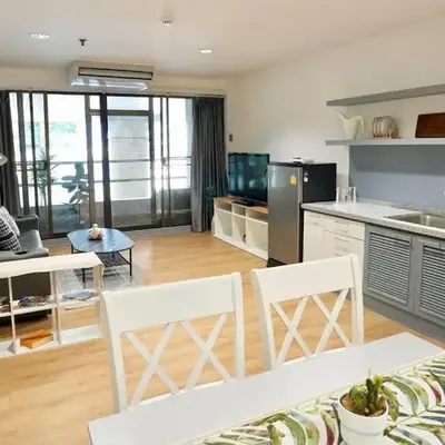 Cozy 2BR Apt in Central Bangkok 5 mins BTS 110 SQM by MattCo