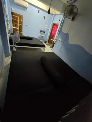 a room with two beds in a room at Jatujak Bangkok guesthouse in Sathani Bang Su