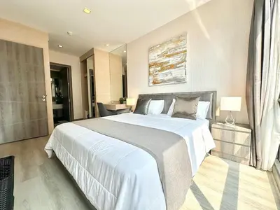 a bedroom with a large white bed in a room at Bright & Spacious 1 BR - ASOKE in Bangkok