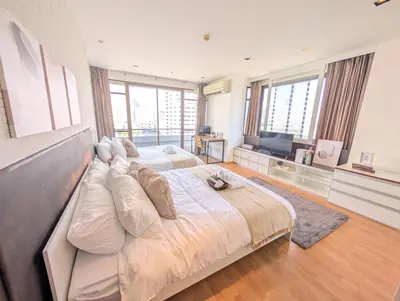 a large bedroom with a large bed with white pillows at Executive 2 Bed Nana BTS 100m Bangkok Skyline in Bangkok