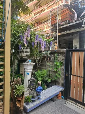 a garden with a bunch of plants and flowers at hiddenmoon cottage in Bangkok