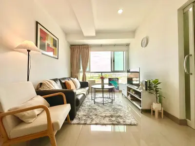 a living room with a couch and a table at Cosy 2 bedrooms near Ekkamai in Bangkok
