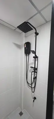 a shower in a bathroom with a black shower head at Homey Place easy access in Ban Song Hong