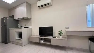 a large kitchen with a tv and a counter with a tv at Lovely Condo-BTS Thong Lo 5mins in Bangkok