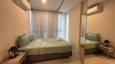 a small bedroom with a bed and a mirror at Lovely Condo-BTS Thong Lo 5mins in Bangkok