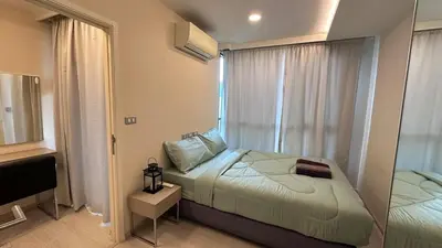 a small bedroom with a bed and a window at Lovely Condo-BTS Thong Lo 5mins in Bangkok