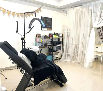 a hair salon with a chair in a room at Tktattoo63 in Tha Akatsayan Don Muang