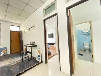 a room with a door leading to a bathroom at Cheap house 7min next to BTS Kasetsart , 5 bedroom in Ban Yang