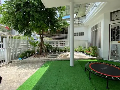 a garden with green grass and a trampoline at Cheap house 7min next to BTS Kasetsart , 5 bedroom in Ban Yang