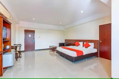 a hotel room with a bed and a kitchen at Dancenter VResotel in Bangkok