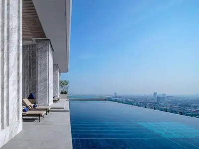 a swimming pool on the side of a building at \u7d20\u5764\u9038\u6cbf\u7ebf\u5929\u94c1\u4f0a\u5361\u9ea6\u7ad9 in Bangkok