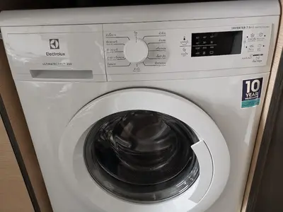 a white washing machine with a black door at \u7d20\u5764\u9038\u6cbf\u7ebf\u5929\u94c1\u4f0a\u5361\u9ea6\u7ad9 in Bangkok