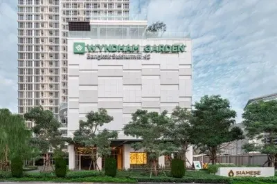 a building with a sign on the side of it at \u7d20\u5764\u9038\u6cbf\u7ebf\u5929\u94c1\u4f0a\u5361\u9ea6\u7ad9 in Bangkok