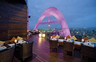 a restaurant with tables and chairs on a rooftop at \u7d20\u5764\u9038\u6cbf\u7ebf\u5929\u94c1\u4f0a\u5361\u9ea6\u7ad9 in Bangkok