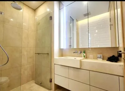a bathroom with a sink and a shower at \u7d20\u5764\u9038\u6cbf\u7ebf\u5929\u94c1\u4f0a\u5361\u9ea6\u7ad9 in Bangkok