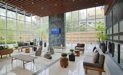 a large room with couches and tables and windows at \u7d20\u5764\u9038\u6cbf\u7ebf\u5929\u94c1\u4f0a\u5361\u9ea6\u7ad9 in Bangkok