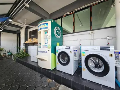 a row of washing machines and a washer and dryer at Irich Residence Theparak S209 BTS-Chang Erawan 2kms in Ban Khlong Hua Sakae