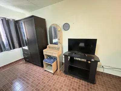 a room with a tv and a desk with a mirror at ห้องเช่ารายวัน เมืองทองธานี C5 By ณดา in Ban Bang Phang