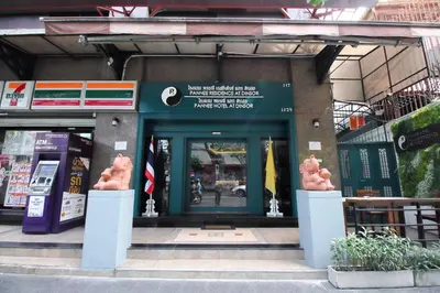 a entrance to a building with a green door at Super OYO 484 Pannee Residence Khaosan Sha Plus in Bangkok