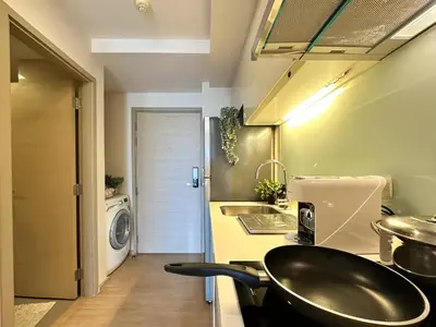 a kitchen with a sink and a washing machine at Stylish Downtown 1BR - Ultra Fast WiFi - BTS ThongLor in Bangkok