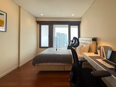 a bedroom with a bed and a desk with a computer at Spacious High Rise 2BR - Ultra Fast Wifi - Phrom Phong in Bangkok