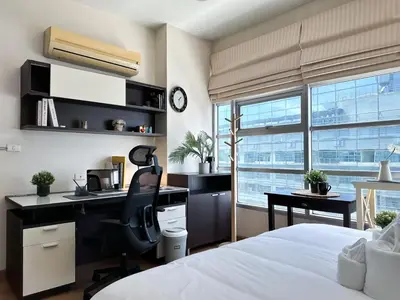 a bedroom with a bed and a desk and a computer at Centralized High-Rise - Ultra Fast Wifi - Ratchathewi in Bangkok