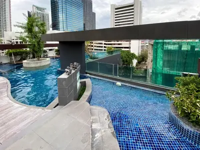 a swimming pool in the middle of a building at Stylish Premier 1BR - Ultra Fast Wifi - BTS Nana in Bangkok