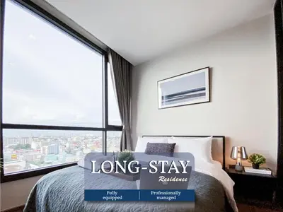 a large bedroom with a large window and a bed at Cityscape Modern Apt - Ultra Fast Wifi - Phra Khanong in Bangkok
