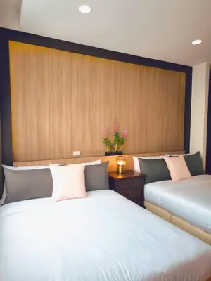 two beds in a hotel room with at Studio Sukumvit 29 in Bangkok