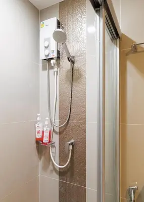 a shower with a shower head in a bathroom at \u65e0\u8fb9\u6cf3\u6c60 JODD \u591c\u5e02\u5bf9\u9762 mrt rame 9 \u6708\u79df\u4f18\u60e0 in Bangkok