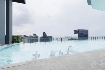 a large swimming pool on top of a building at \u65e0\u8fb9\u6cf3\u6c60 JODD \u591c\u5e02\u5bf9\u9762 mrt rame 9 \u6708\u79df\u4f18\u60e0 in Bangkok