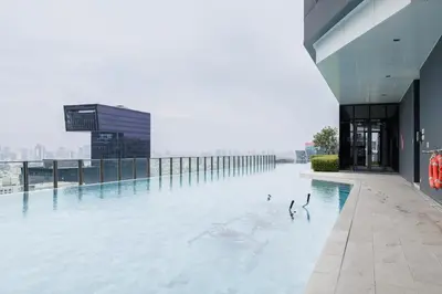 a swimming pool on top of a building with ducks in the water at \u65e0\u8fb9\u6cf3\u6c60 JODD \u591c\u5e02\u5bf9\u9762 mrt rame 9 \u6708\u79df\u4f18\u60e0 in Bangkok
