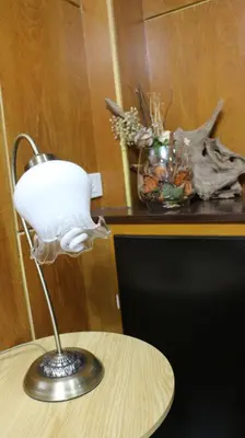 a lamp sitting on a table in a room at Nich Houses Craft&More in Sathani Sala Ya