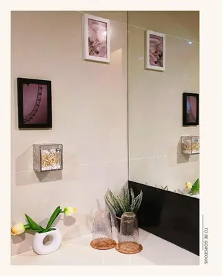 a bathroom counter with two vases and a mirror at \u8f89\u714c\u8c61\u795e\u5e99\u5168\u914d\u5957\u8bbe\u65bd\u9ad8\u7aef\u516c\u5bd3 \u5b89\u9759\u4e0d\u4e34\u8857 \u8fd1\u5730\u94c1\u591c\u5e02 in Bangkok