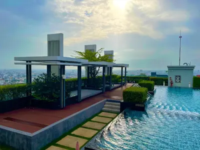 a building with a swimming pool on top of a building at \u8f89\u714c\u8c61\u795e\u5e99\u5168\u914d\u5957\u8bbe\u65bd\u9ad8\u7aef\u516c\u5bd3 \u5b89\u9759\u4e0d\u4e34\u8857 \u8fd1\u5730\u94c1\u591c\u5e02 in Bangkok
