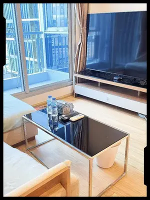 a glass coffee table in a living room with a tv at \u8f89\u714c\u8c61\u795e\u5e99\u4e3b\u8def\u5730\u94c1\u65c1 \u5168\u914d\u5957\u8bbe\u65bd\u9ad8\u7aef\u516c\u5bd3 \u7f51\u7ea2\u6253\u5361\u5730 in Bangkok