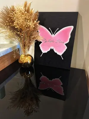 a box with a pink butterfly on it next to a vase at \u8f89\u714c\u8c61\u795e\u5e99\u4e3b\u8def\u5730\u94c1\u65c1 \u5168\u914d\u5957\u8bbe\u65bd\u9ad8\u7aef\u516c\u5bd3 \u7f51\u7ea2\u6253\u5361\u5730 in Bangkok