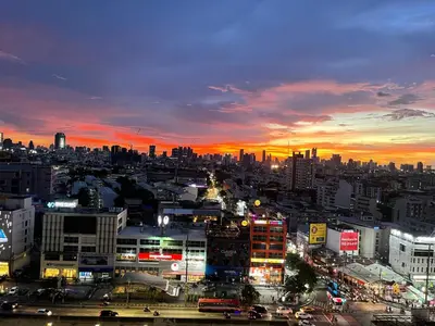 a city skyline at night with a sunset at \u8f89\u714c\u8c61\u795e\u5e99\u4e3b\u8def\u5730\u94c1\u65c1 \u5168\u914d\u5957\u8bbe\u65bd\u9ad8\u7aef\u516c\u5bd3 \u7f51\u7ea2\u6253\u5361\u5730 in Bangkok