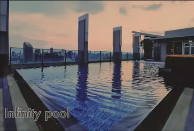 a infinity pool on the roof of a building at \u8f89\u714c\u8c61\u795e\u5e99\u4e3b\u8def\u5730\u94c1\u65c1 \u5168\u914d\u5957\u8bbe\u65bd\u9ad8\u7aef\u516c\u5bd3 \u7f51\u7ea2\u6253\u5361\u5730 in Bangkok