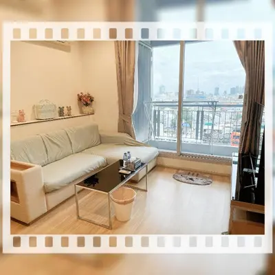 a living room with a couch and a large window at \u8f89\u714c\u8c61\u795e\u5e99\u4e3b\u8def\u5730\u94c1\u65c1 \u5168\u914d\u5957\u8bbe\u65bd\u9ad8\u7aef\u516c\u5bd3 \u7f51\u7ea2\u6253\u5361\u5730 in Bangkok