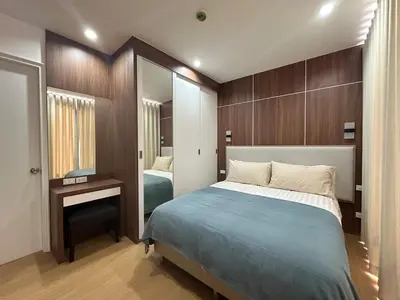 a bedroom with a large bed and a mirror at 6th Avenue Sukhumvit BKK 301 BTS Asoke Nana MRT in Bangkok