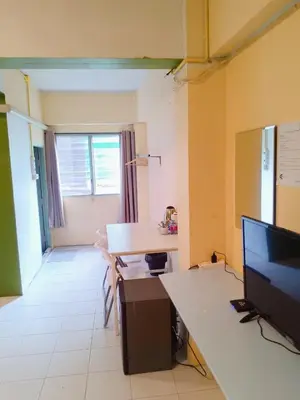 a room with a desk and a table with a tv at GO INN The Grand Palace - โกอินน์ MRT สามยอด in Bangkok