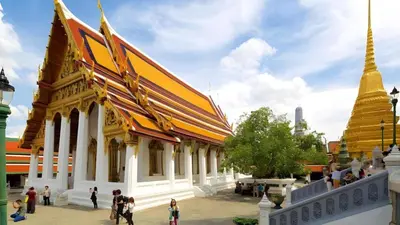a group of people walking in front of a building at GO INN The Grand Palace - โกอินน์ MRT สามยอด in Bangkok