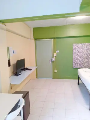 a room with a room with a green wall at GO INN The Grand Palace - โกอินน์ MRT สามยอด in Bangkok