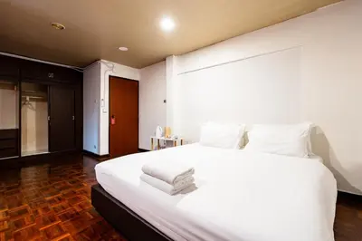 a bedroom with a large white bed with white pillows at xx Stay On Sukhumvit Soi 11 BTS Nana - สเตย์ออน สุขุมวิท 11 รถไฟฟ้านานา in Makkasan