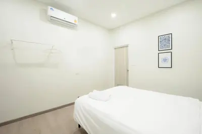 a white room with a white bed and a white wall at HD China Town MRT Dragon Temple กลางเยาวราช in Bangkok