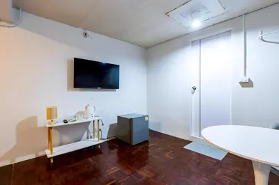 a living room with a tv and a table at xx Stay On Sukhumvit Soi 11 สเตย์ออน สุขุมวิท 11 in Makkasan