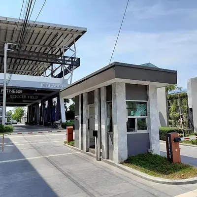 a small building on the side of a street at Laid back at IRIS Westgate Bangkok-Nonthaburi in Ban Bang Phai