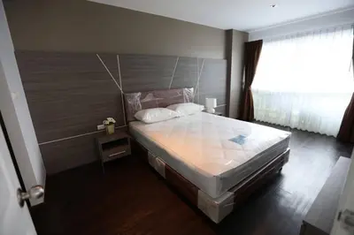 a bedroom with a large bed and a window at Lummpni palace in Ban Bang Toei (1)