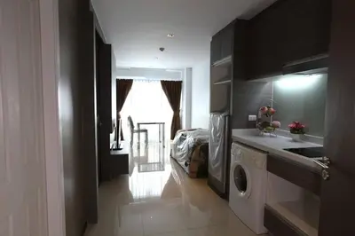 a kitchen with a washer and dryer in a room at Lummpni palace in Ban Bang Toei (1)
